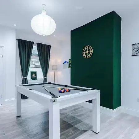 Modern 2-bed House Near Centre - Sleeps 6 * Manchester