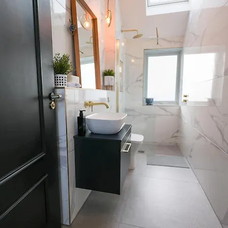 Holiday home Stunning Family With Hot Tub In Worsley *