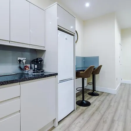 Sleeps 13, Free Parking, Near Etihad & C0-0p Live, 4br * مانشستر