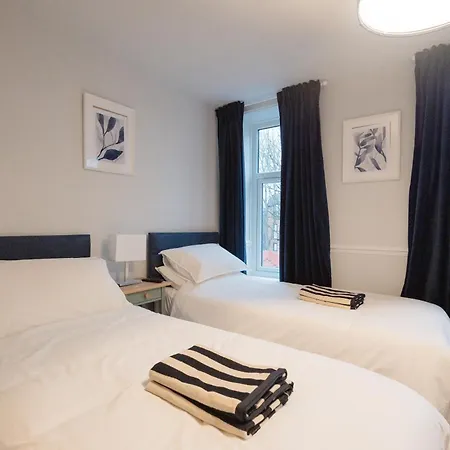 Modern 3 Bedroom House In Salford, Sleeps 6, 16 Minutes From Centre, Free Parking And Wi-fi, Weekly & Monthly Stays, Great Rates Available At Peachy 펜션