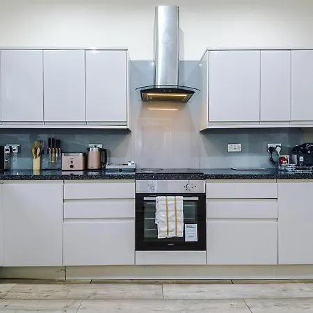 Tatil Evi Sleeps 13, Free Parking, Near Etihad & C0-0p Live, 4br *