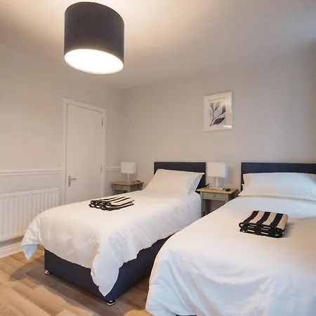 펜션 Modern 3 Bedroom House In Salford, Sleeps 6, 16 Minutes From Centre, Free Parking And Wi-fi, Weekly & Monthly Stays, Great Rates Available At Peachy *
