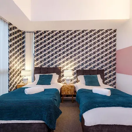 Stylish House In With Pool Table * Mánchester