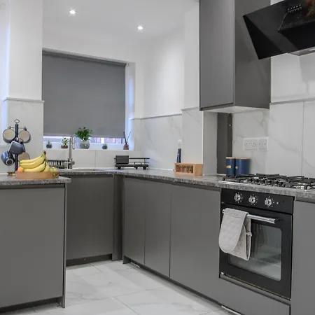Modern & Spacious 4-bedroom Home, Family & Contractor Friendly, בית נופש *