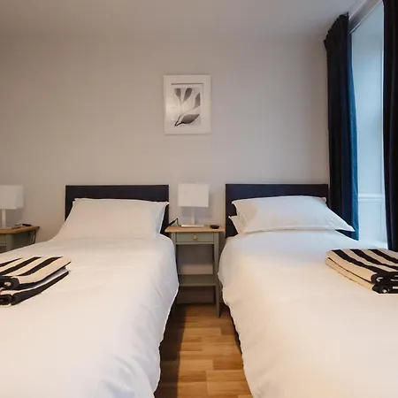 Modern 3 Bedroom House In Salford, Sleeps 6, 16 Minutes From Centre, Free Parking And Wi-fi, Weekly & Monthly Stays, Great Rates Available At Peachy 펜션