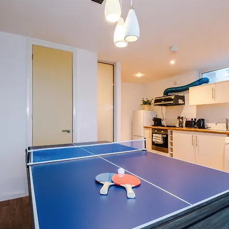 Stylish House In With Pool Table * Mánchester