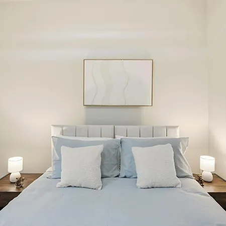 Manchester 2 Bedroom 5 Beds House 10 Minutes Away From City Centre And Hospitals On Street Parking ,Great For Long Term Stays Contractors And Hospital Workers Manchester