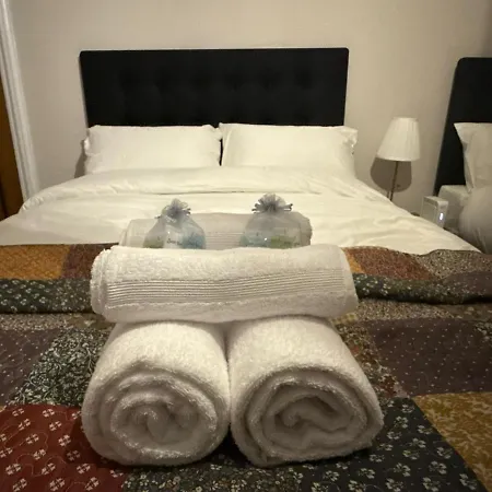 Large Luxury 4 Bedroom With Parking * 맨체스터