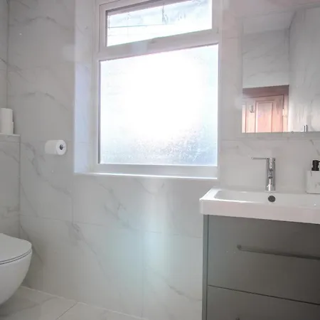 Modern & Spacious 4-bedroom Home, Family & Contractor Friendly, 別荘