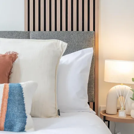 Comfort & Style In Salford - Sleeps 8 Holiday home