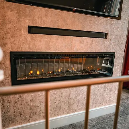 Holiday home Stunning Family With Hot Tub In Worsley