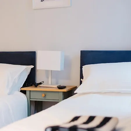 펜션 Modern 3 Bedroom House In Salford, Sleeps 6, 16 Minutes From Centre, Free Parking And Wi-fi, Weekly & Monthly Stays, Great Rates Available At Peachy 맨체스터