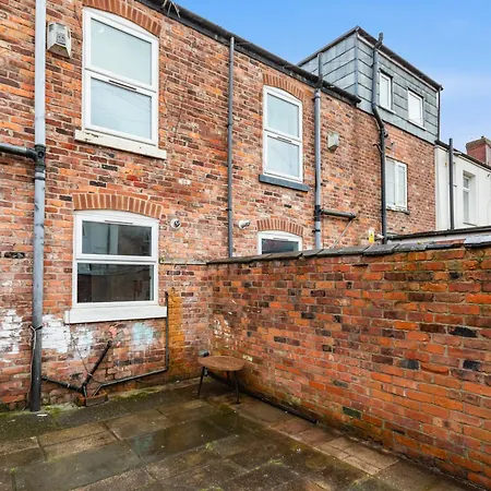Manchester 2 Bedroom 5 Beds House 10 Minutes Away From City Centre And Hospitals On Street Parking ,Great For Long Term Stays Contractors And Hospital Workers * Manchester