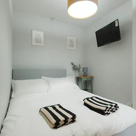 Modern 3 Bedroom House In Salford, Sleeps 6, 16 Minutes From Centre, Free Parking And Wi-fi, Weekly & Monthly Stays, Great Rates Available At Peachy 펜션