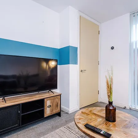 Stylish House In With Pool Table Mánchester