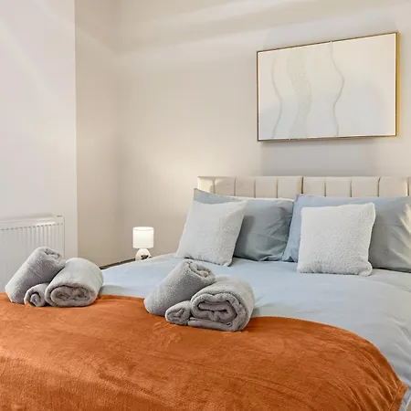 Manchester 2 Bedroom 5 Beds House 10 Minutes Away From City Centre And Hospitals On Street Parking ,Great For Long Term Stays Contractors And Hospital Workers *