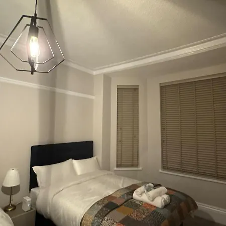 Large Luxury 4 Bedroom With Parking Manchester