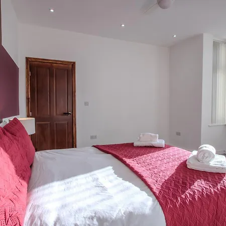 Casa de Férias Modern & Spacious 4-bedroom Home, Family & Contractor Friendly, Manchester