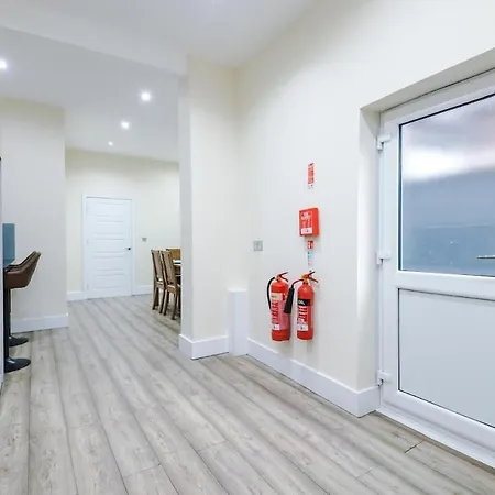 Sleeps 13, Free Parking, Near Etihad & C0-0p Live, 4br بيت للعطل