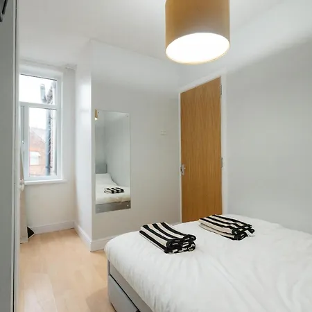 Modern 3 Bedroom House In Salford, Sleeps 6, 16 Minutes From Centre, Free Parking And Wi-fi, Weekly & Monthly Stays, Great Rates Available At Peachy 펜션