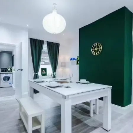 Modern 2-bed House Near Centre - Sleeps 6 Casa vacanze Manchester