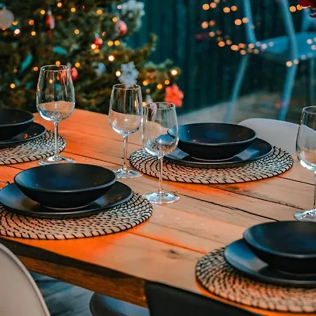 Holiday home Stunning Family With Hot Tub In Worsley *