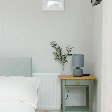 Modern 3 Bedroom House In Salford, Sleeps 6, 16 Minutes From Centre, Free Parking And Wi-fi, Weekly & Monthly Stays, Great Rates Available At Peachy 펜션 맨체스터