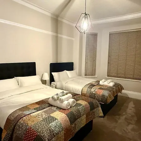 Large Luxury 4 Bedroom With Parking Manchester
