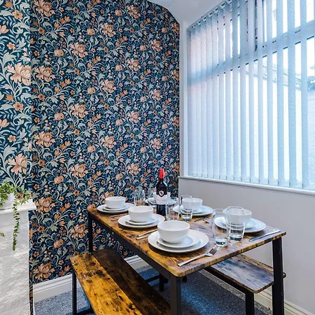 Holiday home 3 Bedroom Town House - Etihad Stadium - Free Parking Manchester
