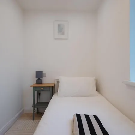 Modern 3 Bedroom House In Salford, Sleeps 6, 16 Minutes From Centre, Free Parking And Wi-fi, Weekly & Monthly Stays, Great Rates Available At Peachy