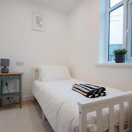 Modern 3 Bedroom House In Salford, Sleeps 6, 16 Minutes From Centre, Free Parking And Wi-fi, Weekly & Monthly Stays, Great Rates Available At Peachy 펜션 맨체스터