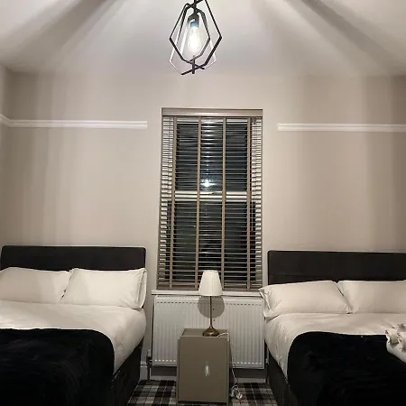 Large Luxury 4 Bedroom With Parking