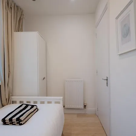펜션 Modern 3 Bedroom House In Salford, Sleeps 6, 16 Minutes From Centre, Free Parking And Wi-fi, Weekly & Monthly Stays, Great Rates Available At Peachy