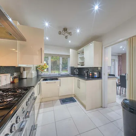 Casa vacanze 3 Bedrooms Sleeps 7 Free Parking *