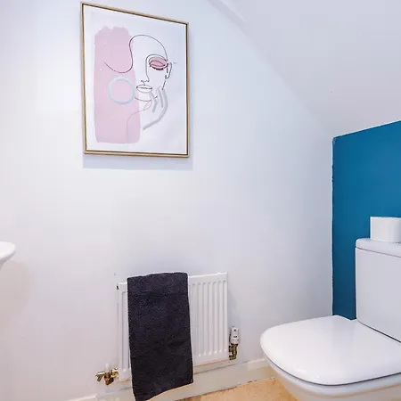 Сasa de vacaciones Stylish House In With Pool Table Mánchester