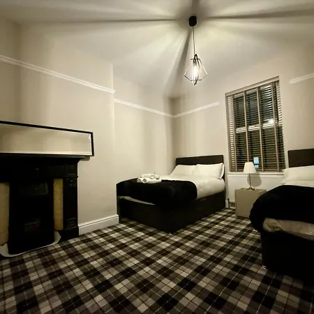 Large Luxury 4 Bedroom With Parking *
