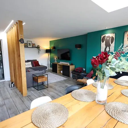 Holiday home Stunning Family With Hot Tub In Worsley *