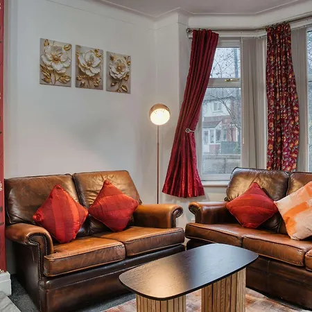 3 Bedrooms Sleeps 7 Free Parking Manchester