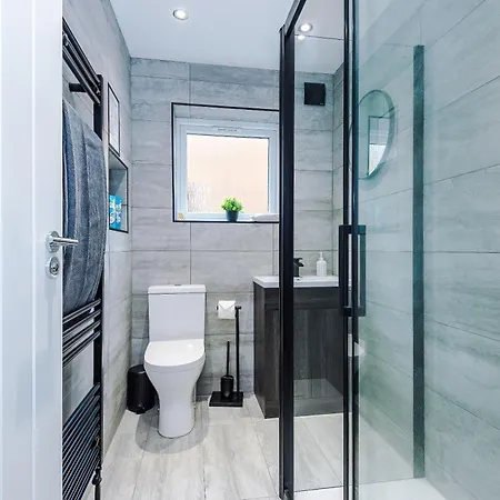 Stylish 2br House For 4 In With Parking Feriehus