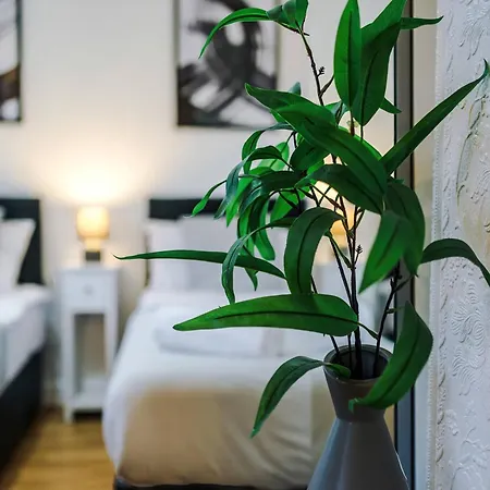 4 Bed House - Sleeps 8 - Free Parking - Manchester 맨체스터