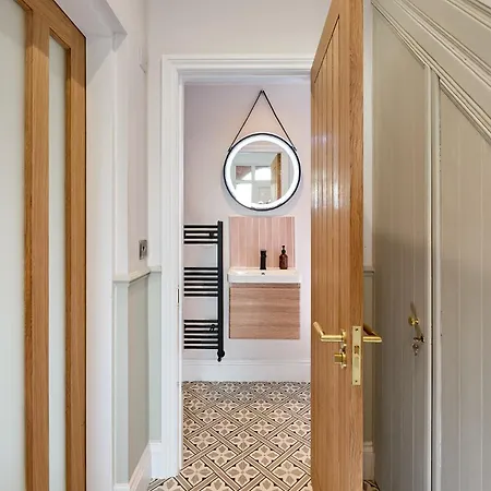 Stylish 4 Bed In Old Trafford Next To Mufc Manchester