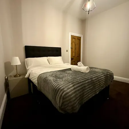 Large Luxury 4 Bedroom With Parking Ferienhaus