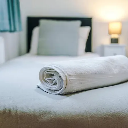 4 Bed House - Sleeps 8 - Free Parking - Manchester * 맨체스터