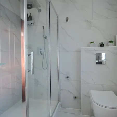 Modern & Spacious 4-bedroom Home, Family & Contractor Friendly, * 맨체스터