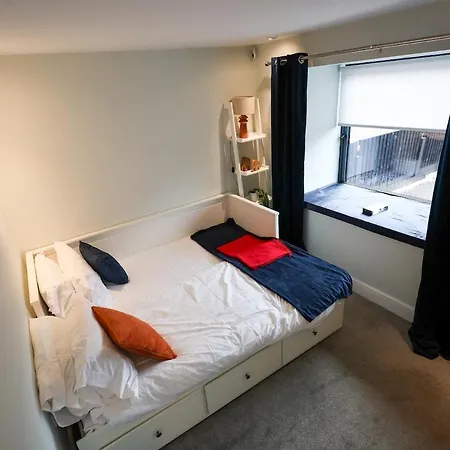 Stunning Family With Hot Tub In Worsley Holiday home