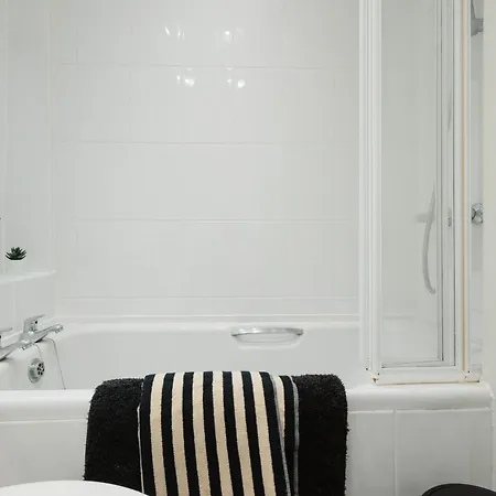 Modern 3 Bedroom House In Salford, Sleeps 6, 16 Minutes From Centre, Free Parking And Wi-fi, Weekly & Monthly Stays, Great Rates Available At Peachy