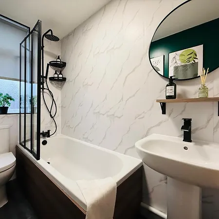 3br House Near Old Trafford With Games Sleeps 8 * Manchester