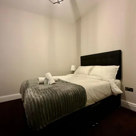 Ferienhaus Large Luxury 4 Bedroom With Parking
