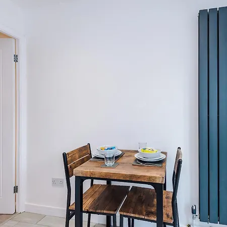 Nyaraló Stylish 2br House For 4 In With Parking