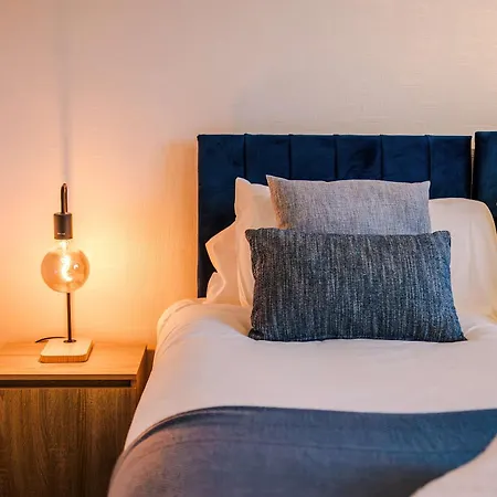 4 Bed House - Sleeps 8 - Free Parking - Manchester *